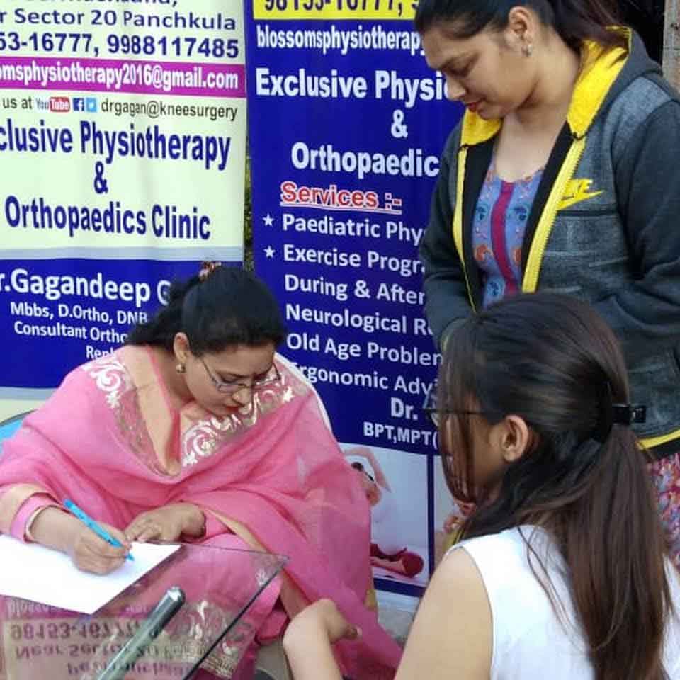 physiotherapist consultant with girl
