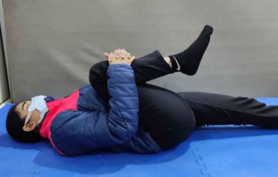 KNEE TO CHEST STRETCH  1